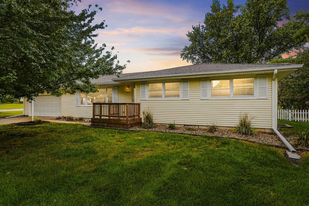 1911 Crescent Drive, Cedar Falls, IA 50613