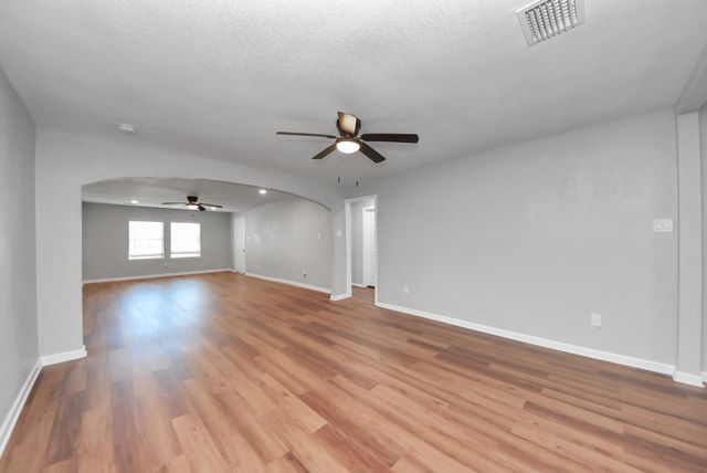 210 S 6th Street, La Porte, TX 77571