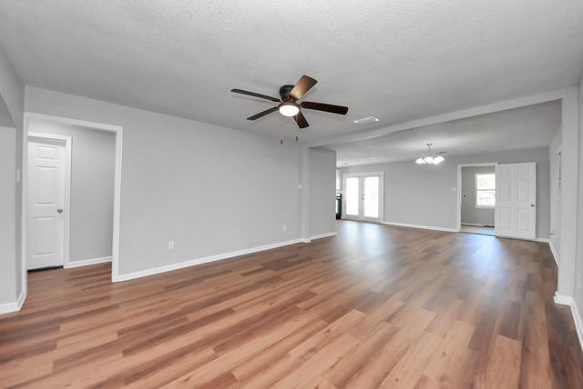 210 S 6th Street, La Porte, TX 77571