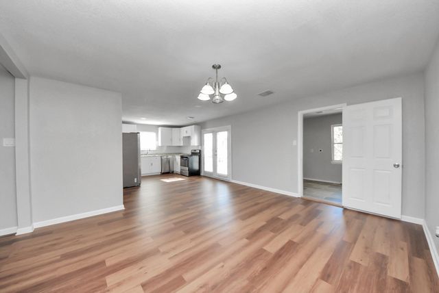 210 S 6th Street, La Porte, TX 77571