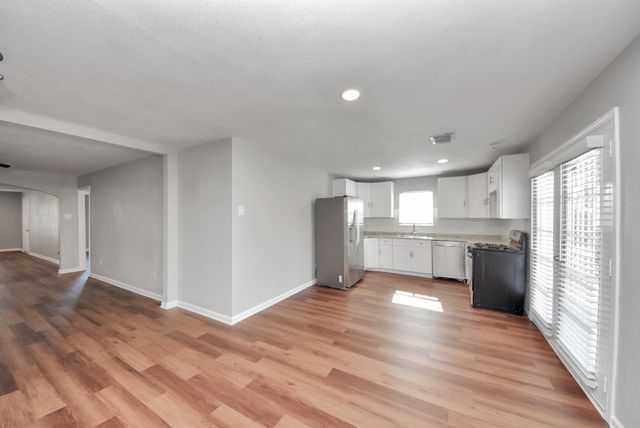 210 S 6th Street, La Porte, TX 77571