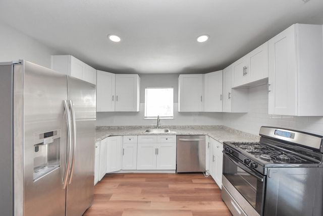 210 S 6th Street, La Porte, TX 77571