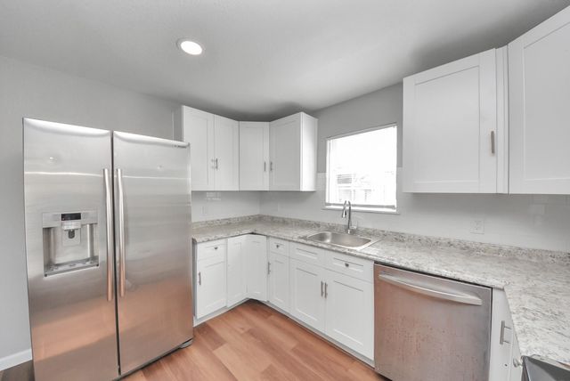 210 S 6th Street, La Porte, TX 77571