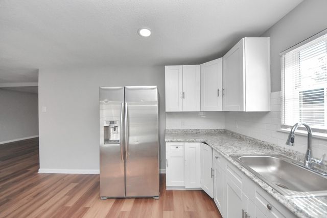 210 S 6th Street, La Porte, TX 77571