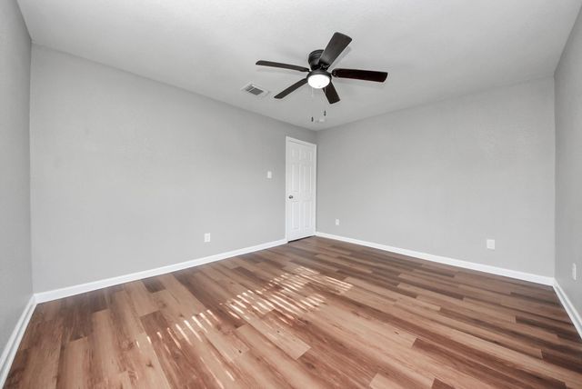 210 S 6th Street, La Porte, TX 77571