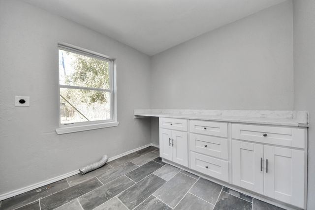 210 S 6th Street, La Porte, TX 77571