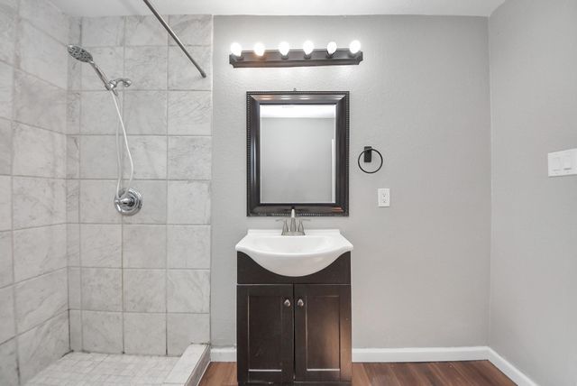 210 S 6th Street, La Porte, TX 77571