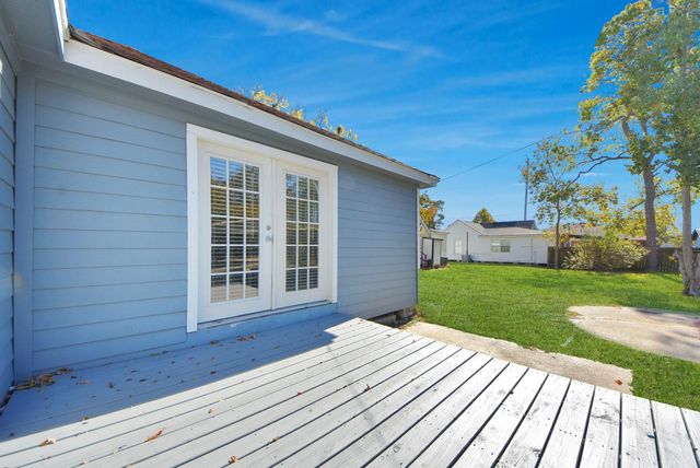 210 S 6th Street, La Porte, TX 77571