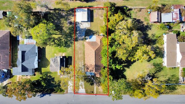 210 S 6th Street, La Porte, TX 77571