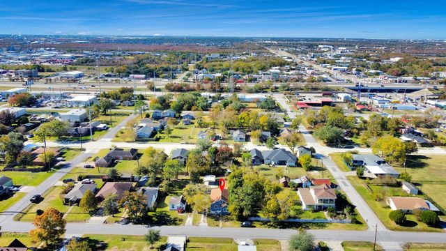 210 S 6th Street, La Porte, TX 77571