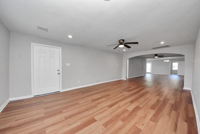 210 S 6th Street, La Porte, TX 77571