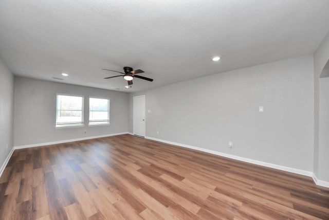 210 S 6th Street, La Porte, TX 77571