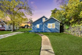 210 S 6th Street, La Porte, TX 77571