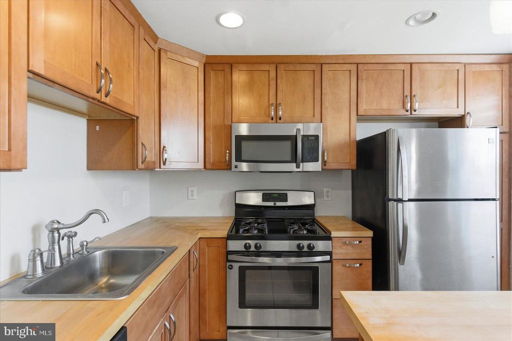 Image 14 of property listing at 1518 S HANOVER ST, Baltimore, MD 21230