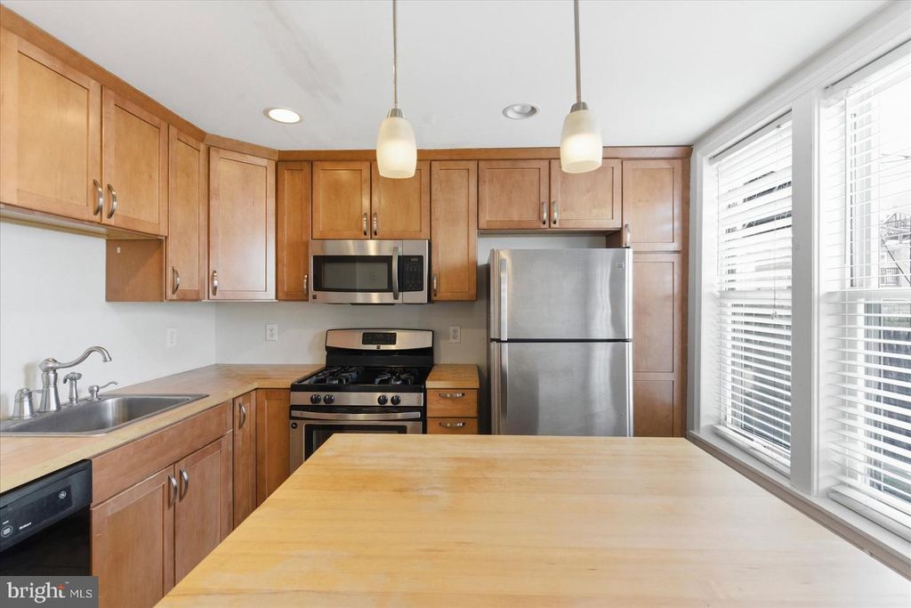 Image 15 of property listing at 1518 S HANOVER ST, Baltimore, MD 21230