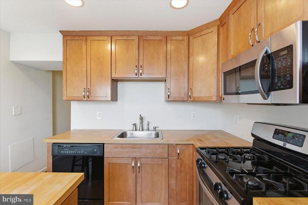 Image 16 of property listing at 1518 S HANOVER ST, Baltimore, MD 21230