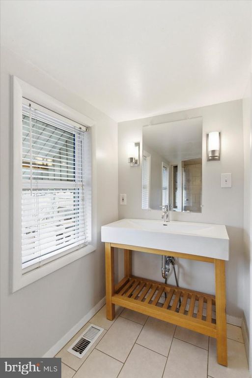 Image 28 of property listing at 1518 S HANOVER ST, Baltimore, MD 21230