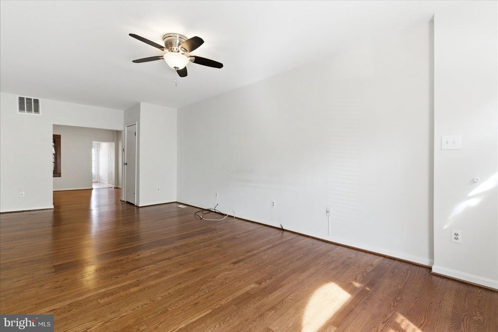 Image 5 of property listing at 1518 S HANOVER ST, Baltimore, MD 21230