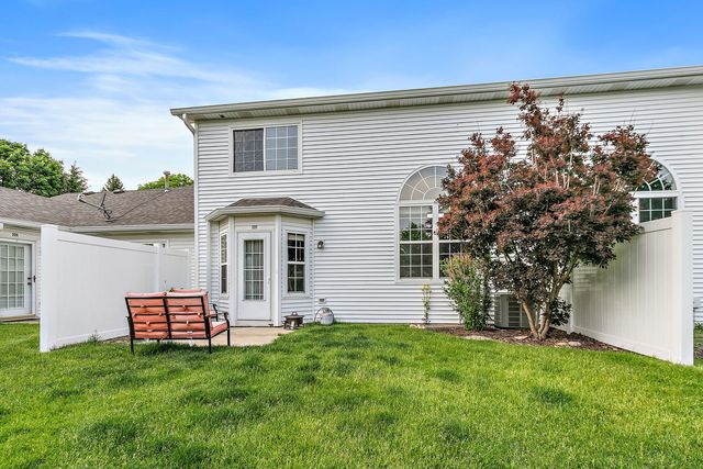 22 Rolling Oaks Road C, Sugar Grove, IL 60554