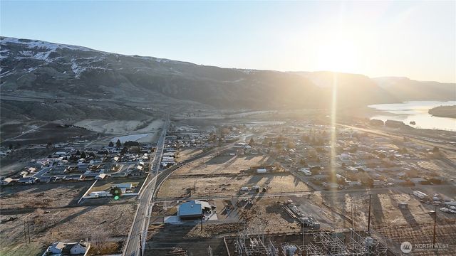 1611 S Douglas Street, Rock Island, WA 98850