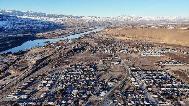 1611 S Douglas Street, Rock Island, WA 98850