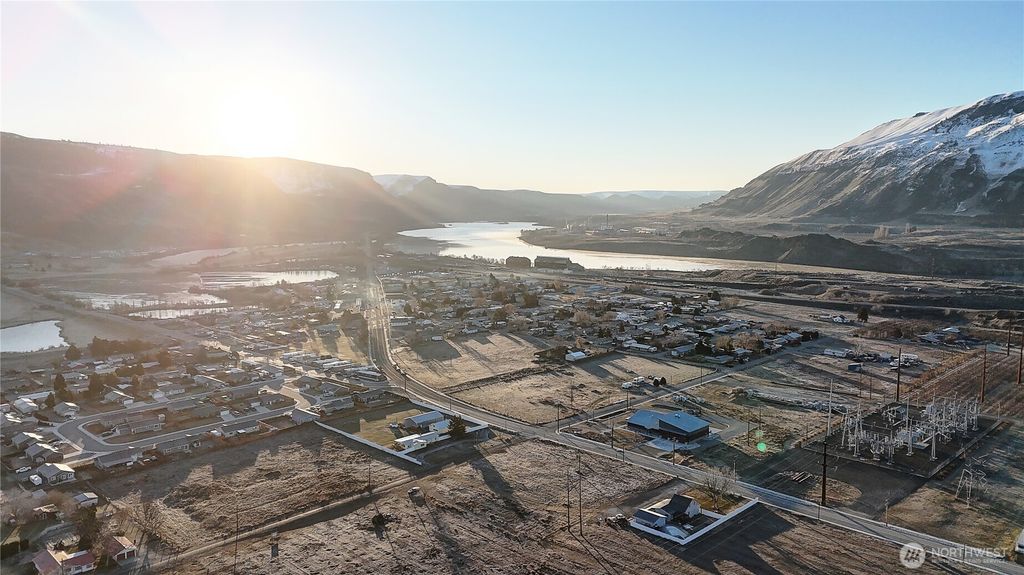 1611 S Douglas Street, Rock Island, WA 98850