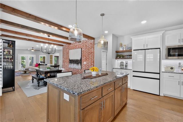 138 N Hawkstone Drive, Fayetteville, AR 72704
