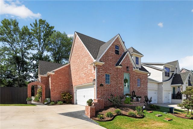 138 N Hawkstone Drive, Fayetteville, AR 72704