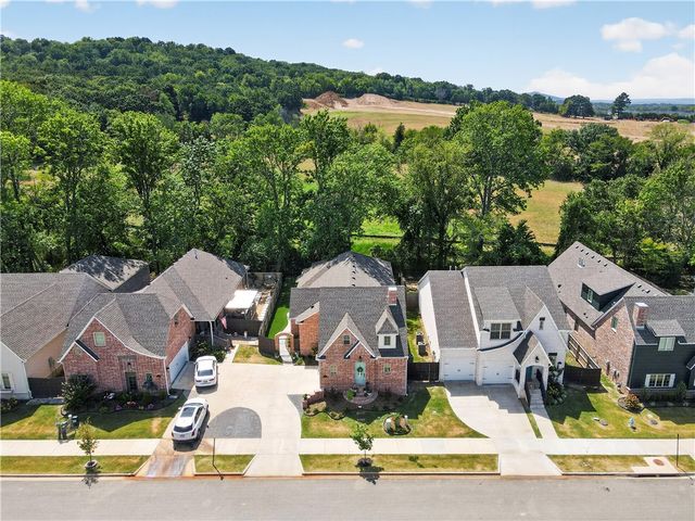 138 N Hawkstone Drive, Fayetteville, AR 72704