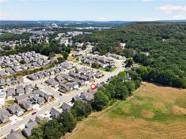 138 N Hawkstone Drive, Fayetteville, AR 72704