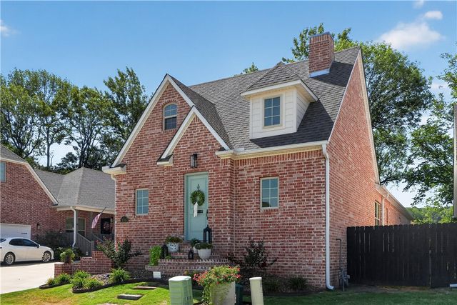 138 N Hawkstone Drive, Fayetteville, AR 72704