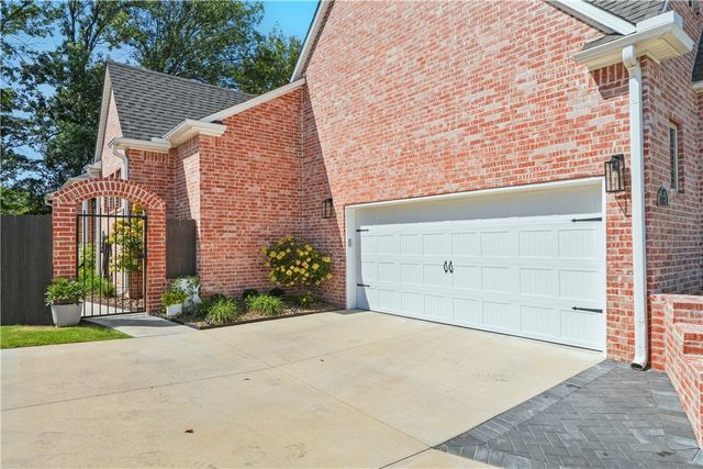 138 N Hawkstone Drive, Fayetteville, AR 72704