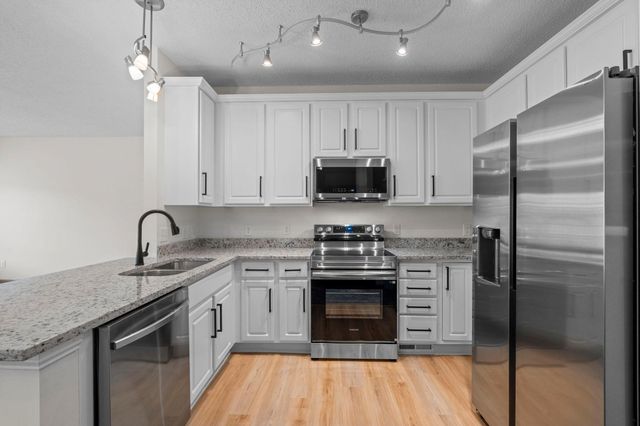 18241 Kerrville Trail 209, Lakeville, MN 55044