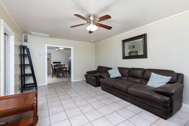 1044 S Hope Avenue, Reedley, CA 93654