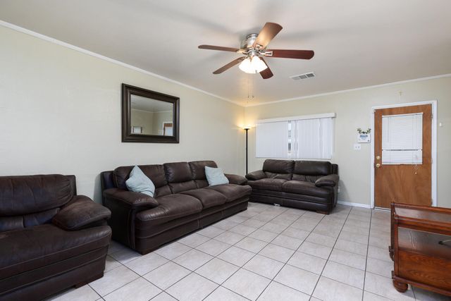 1044 S Hope Avenue, Reedley, CA 93654