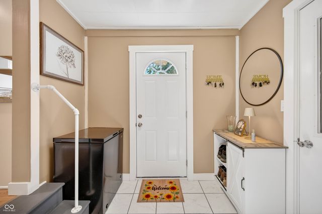 221 Della Road, Columbus, IN 47203