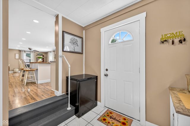 221 Della Road, Columbus, IN 47203