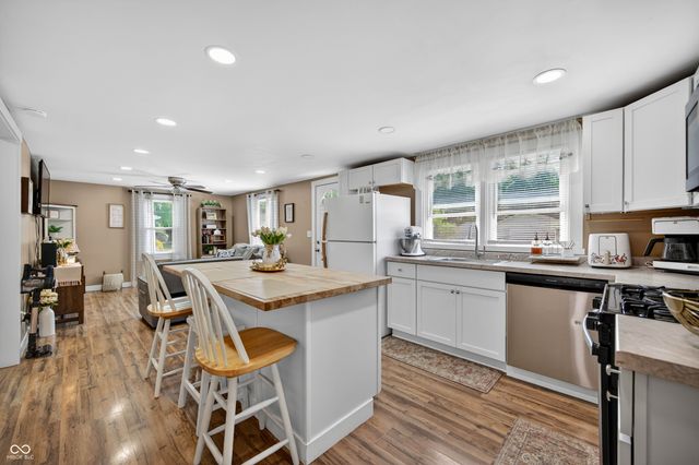221 Della Road, Columbus, IN 47203