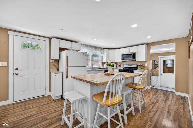 221 Della Road, Columbus, IN 47203