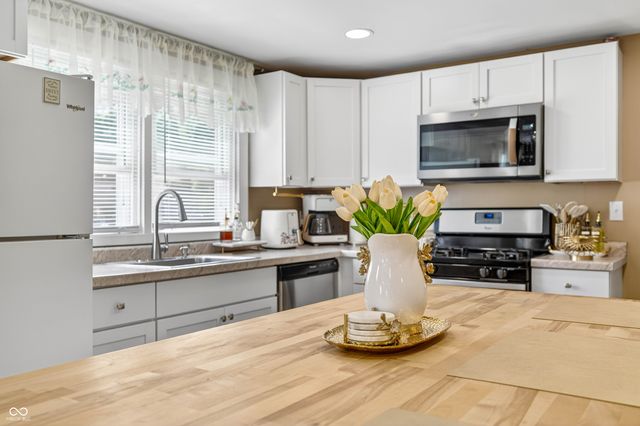 221 Della Road, Columbus, IN 47203