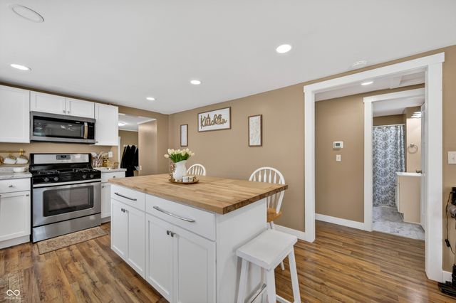 221 Della Road, Columbus, IN 47203