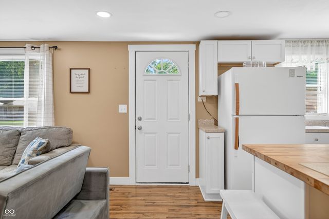 221 Della Road, Columbus, IN 47203