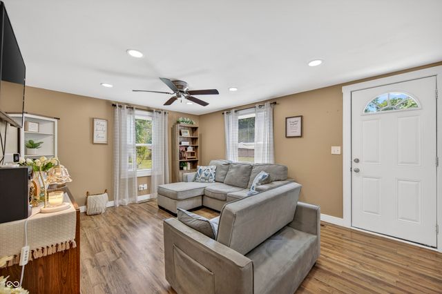 221 Della Road, Columbus, IN 47203