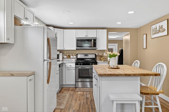 221 Della Road, Columbus, IN 47203