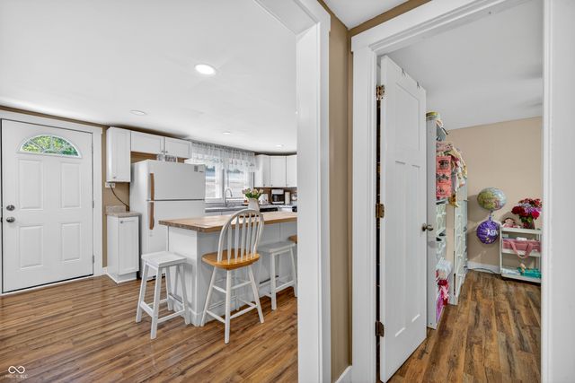 221 Della Road, Columbus, IN 47203