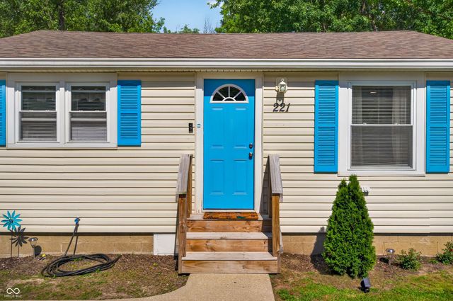 221 Della Road, Columbus, IN 47203