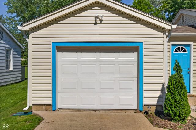 221 Della Road, Columbus, IN 47203