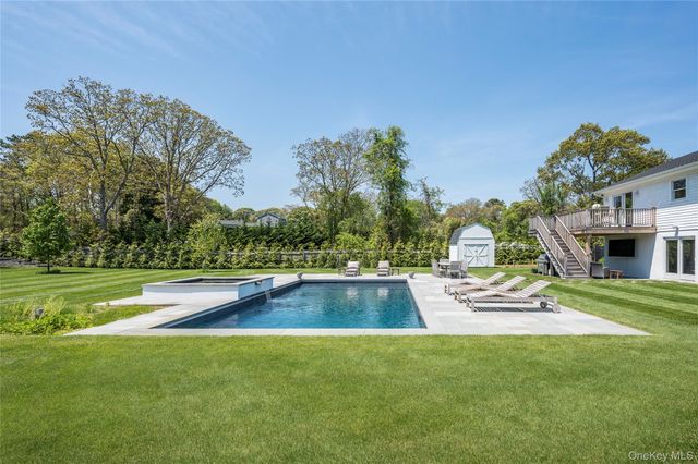 78 North Road B, Hampton Bays, NY 11946