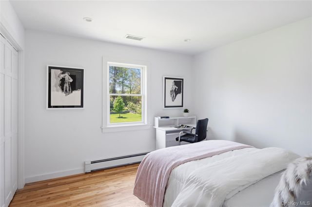 78 North Road B, Hampton Bays, NY 11946