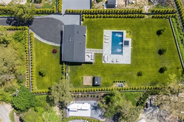 78 North Road B, Hampton Bays, NY 11946
